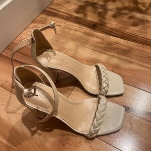 Nine wear White heels size 7 but fits 7.5, 8
